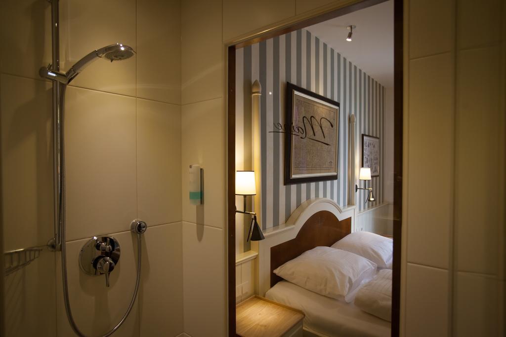 4 Hotel รูสท์ ห้อง รูปภาพ